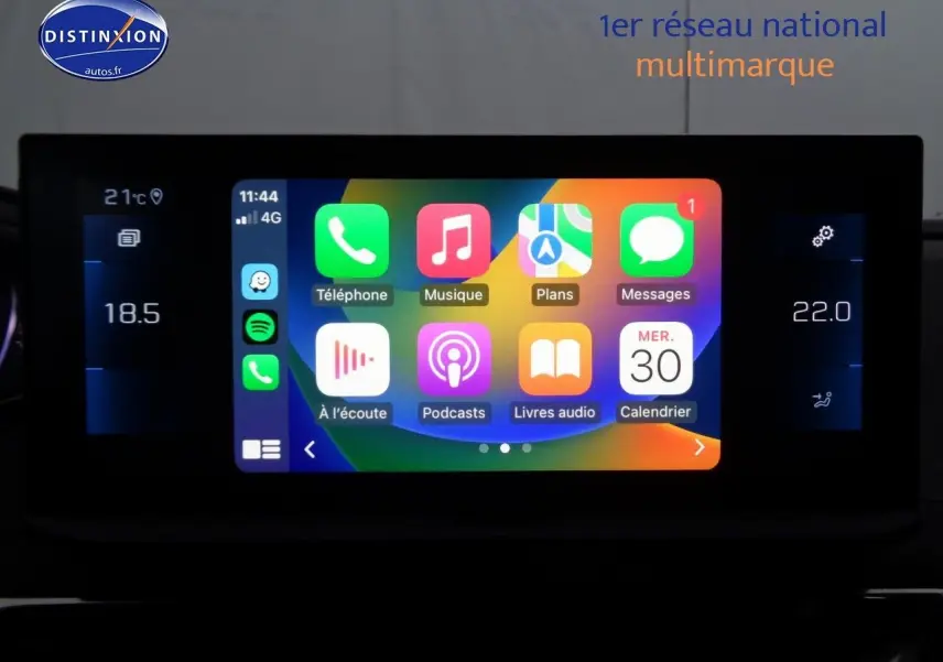 Écran tactile central du Peugeot 3008 noir Perla Metal affichant les applications de communication et musique.