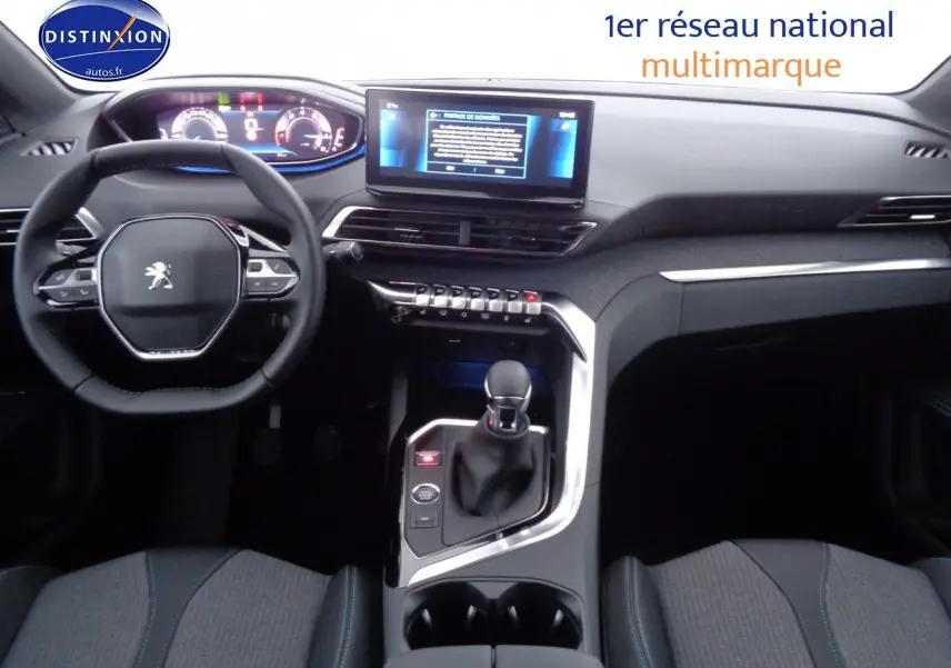Intérieur du Peugeot 3008 2023 vu de face, tableau de bord moderne avec écran tactile et volant compact noir.