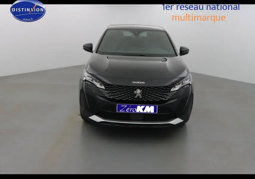 Vue frontale d'un Peugeot 3008 noir perla metal 2023 avec calandre distinctive et phares LED allumés.