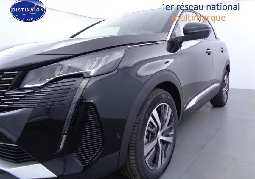 Vue 3/4 avant droit d'un Peugeot 3008 noir perla metal mettant en valeur ses phares LED et jantes alliage biton.