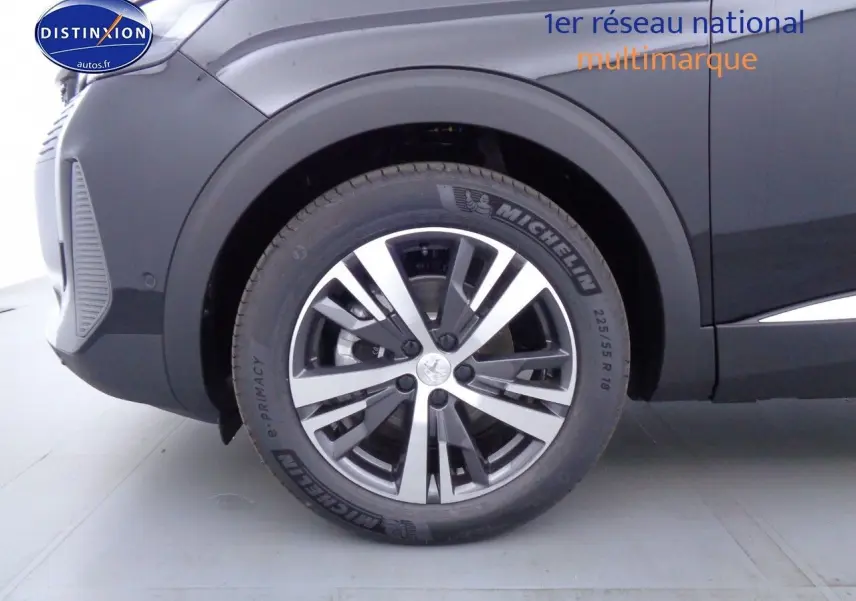 Gros plan sur la roue avant gauche du Peugeot 3008 noir Perla Metal avec jante alliage 18 pouces et pneu Michelin.
