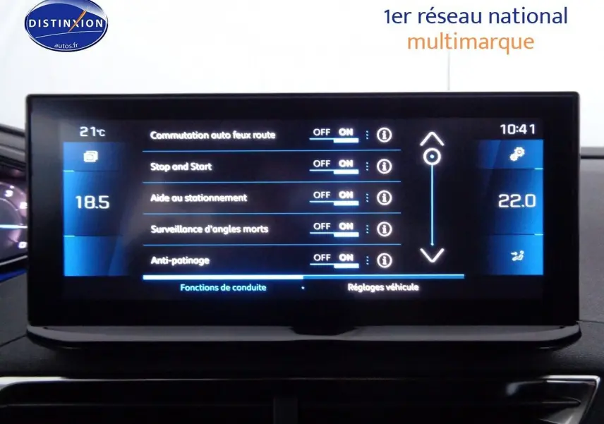 Écran tactile du tableau de bord du Peugeot 3008 2023 affichant les réglages d'aides à la conduite et la climatisation.