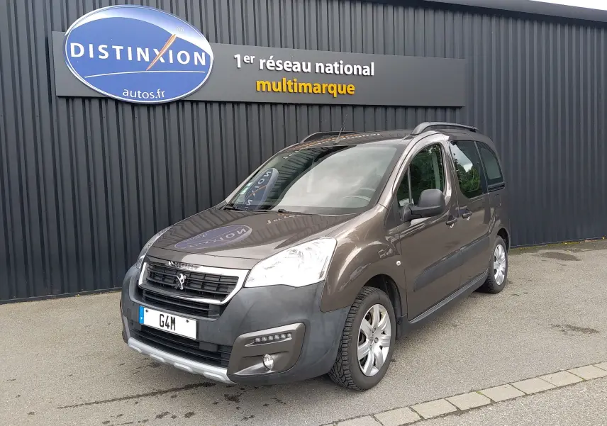 Peugeot Partner Tepee HDI 110 brun en 3/4 avant droit, avec barres de toit et pare-chocs noir mat visible.