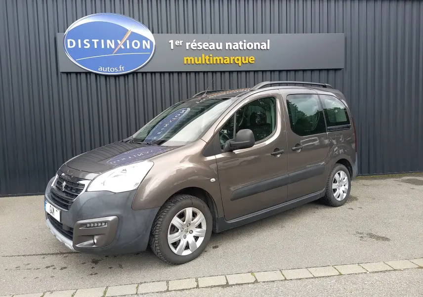 Peugeot Partner Tepee brun vue 3/4 avant droit, avec barres de toit et phares LED visibles.