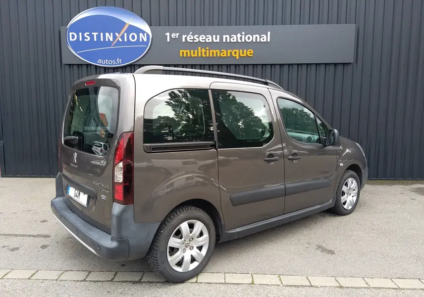 Vue 3/4 arrière droite d'un Peugeot Partner Tepee brun 2017 avec portes latérales coulissantes et barres de toit.