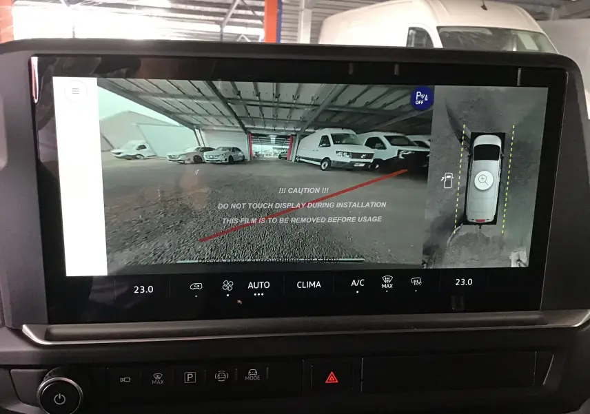 Écran central du Volkswagen Transporter T7 gris anthracite montrant la caméra 360° et l'affichage du parking en vue arrière.