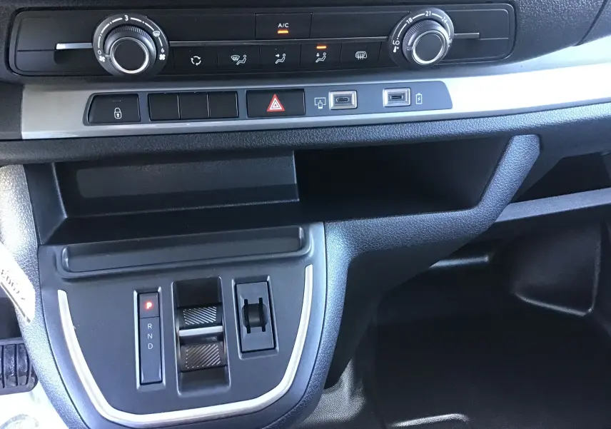 Vue rapprochée de la console centrale du Citroën Jumpy XL gris titane, avec commandes climatisation et boîte automatique.