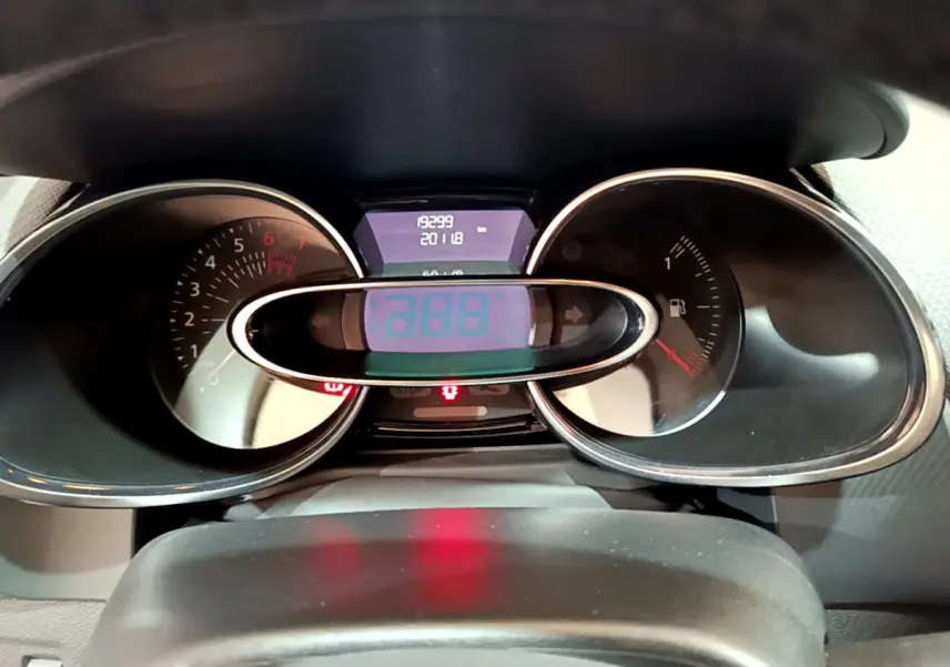 Gros plan sur le tableau de bord de la Renault Clio Business TCe 90 2019, affichage numérique et compte-tours visibles.