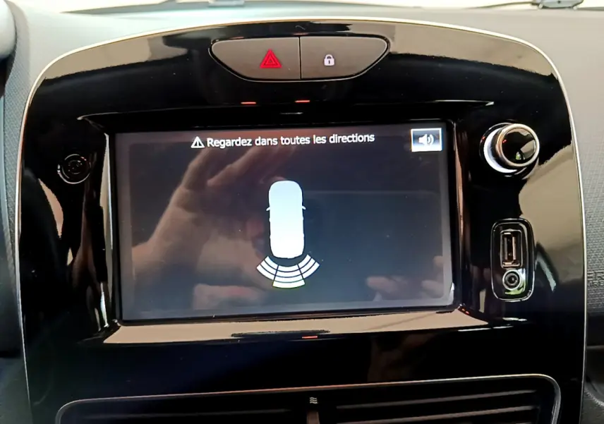 Écran tactile du tableau de bord de la Renault Clio Business TCe 90 2019 affichant l'aide au stationnement arrière.