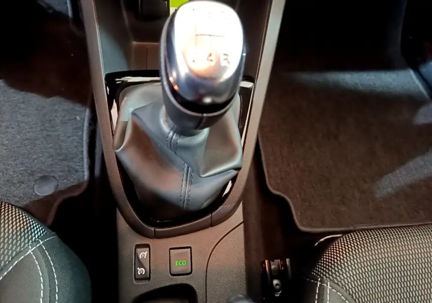 Gros plan sur le levier de vitesses manuel et les boutons Eco de l'habitacle noir de la Renault Clio Business 2019.