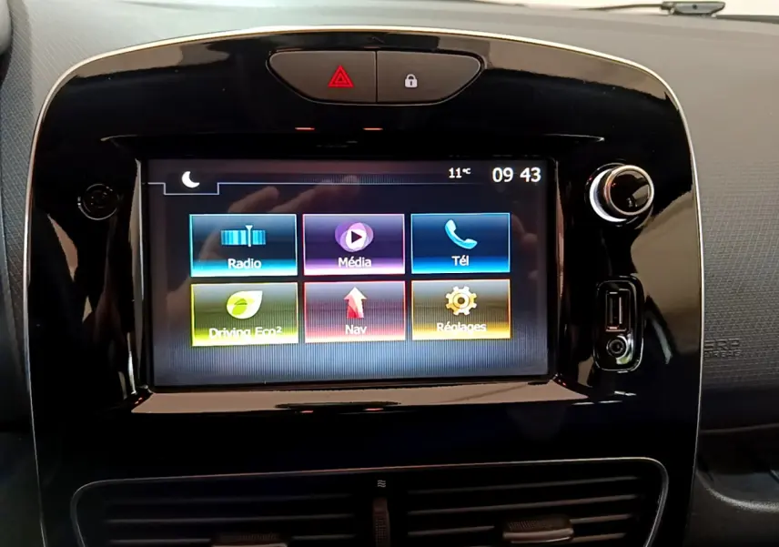 Écran tactile central allumé de la Renault Clio Business TCe 90 2019, affichant menu multimédia et navigation.