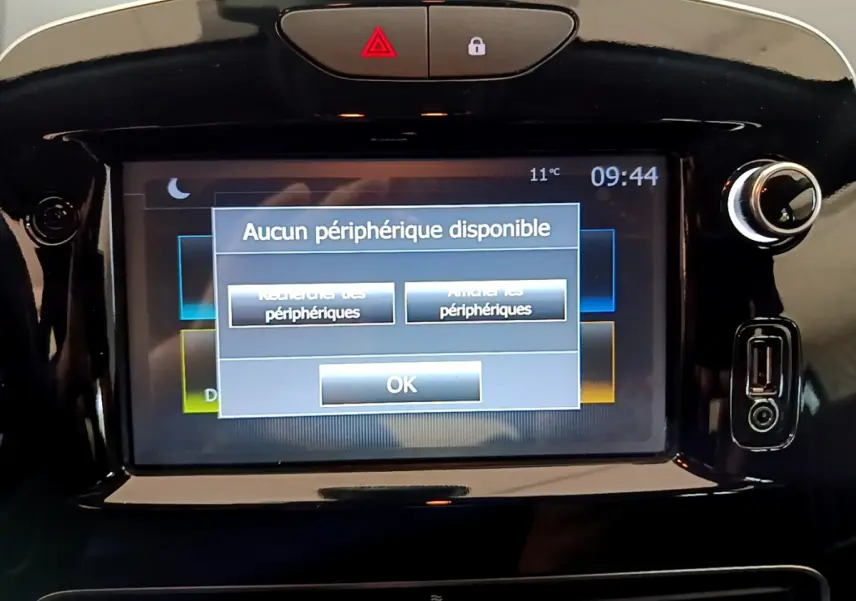 Écran tactile central de la Renault Clio Business TCe 90 2019 gris clair affichant un message Bluetooth sans périphérique connecté