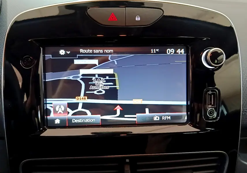 Écran tactile central du tableau de bord de la Renault Clio Business TCe 90 affichant la navigation 3D et la température extérieure.