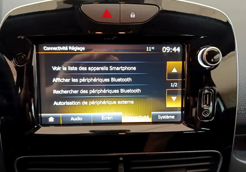 Écran tactile central de la Renault Clio Business TCe 90 2019 affichant les réglages Bluetooth, vue frontale intérieure.