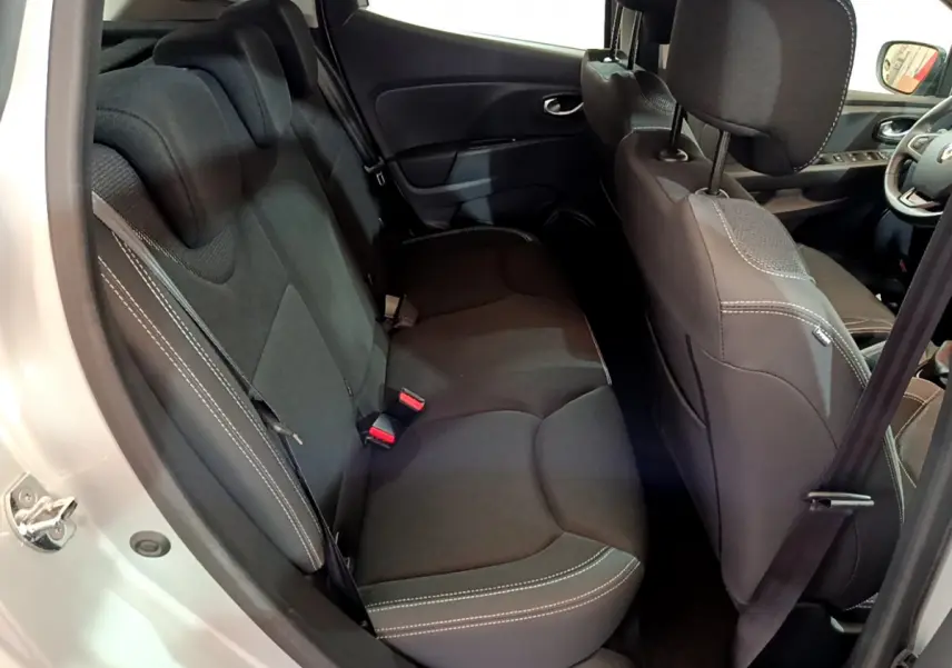 Vue intérieure côté gauche montrant la banquette arrière noire avec surpiqûres blanches d'une Renault Clio Business gris clair 2019.