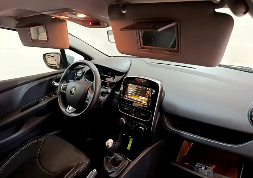 Intérieur de la Renault Clio Business TCe 90 2019, vue côté conducteur, tableau de bord avec écran tactile et volant cuir.