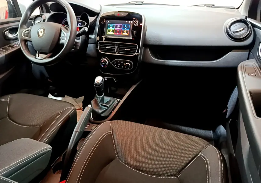 Intérieur de Renault Clio Business TCe 90 2019, vue avant centrée sur tableau de bord et console tactile couleur noire.