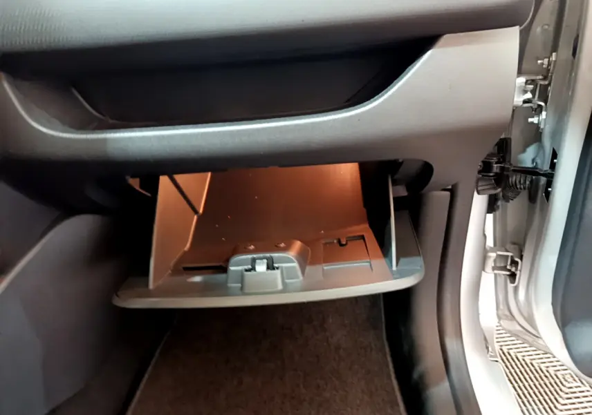 Gant de boîte à gants ouvert côté passager dans une Renault Clio Business TCe 90 gris clair de 2019.