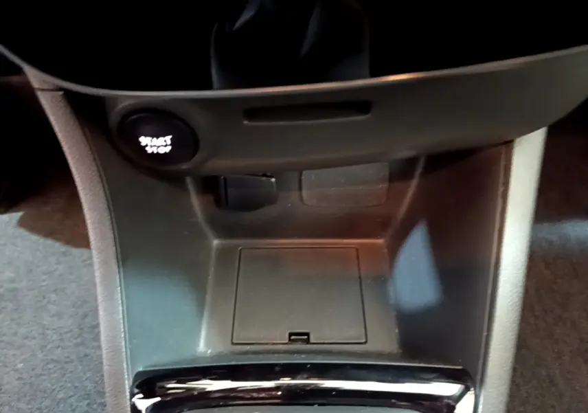 Gros plan sur la console centrale de la Renault Clio Business TCe 90 2019, bouton démarrage visible, intérieur gris.