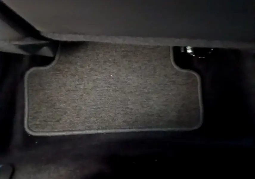 Tapis de sol gris foncé au pied du conducteur dans une Renault Clio Business TCe 90 de 2019