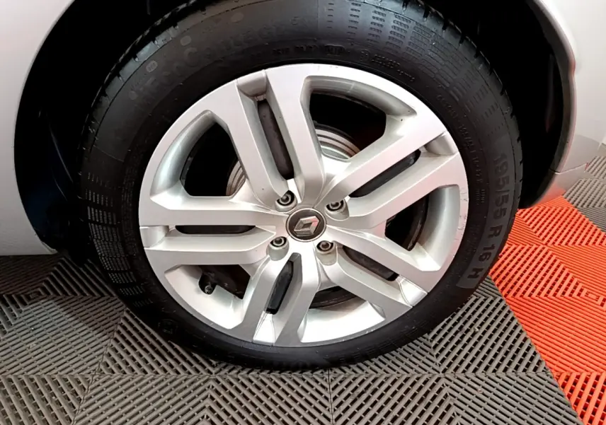 Gros plan sur la jante alliage argentée avec logo Renault au centre d'une Renault Clio Business gris clair de 2019.