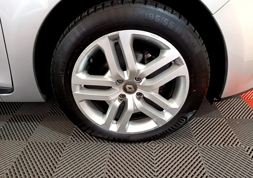 Gros plan sur la roue avant gauche gris clair d'une Renault Clio Business TCe 90 avec jante alliage cinq branches.