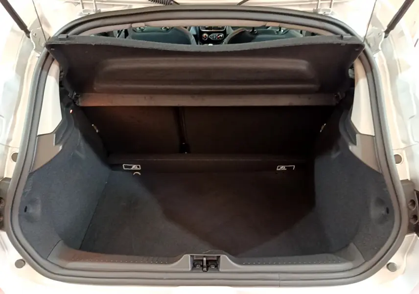 Coffre ouvert de la Renault Clio Business TCe 90 gris clair, vue arrière montrant l'espace de chargement vide.