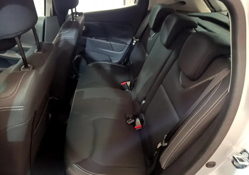 Vue intérieure sur la banquette arrière noire avec surpiqûres blanches d'une Renault Clio Business TCe 90 gris clair.