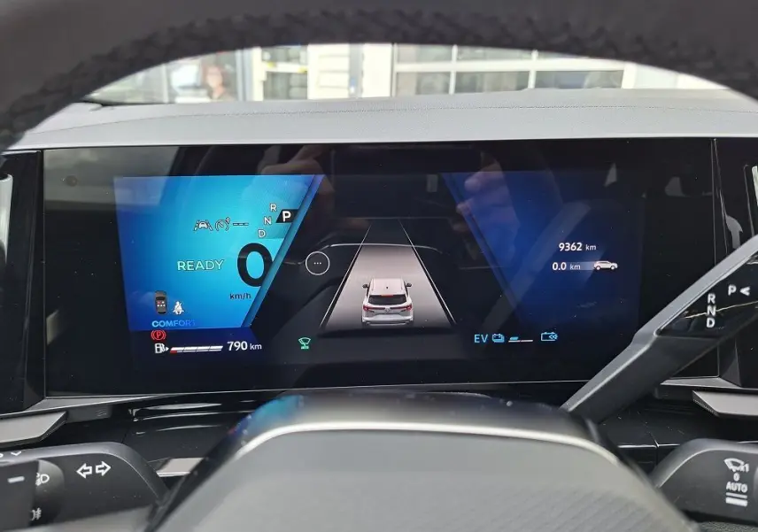 Affichage numérique du tableau de bord du Renault Austral gris schiste, vue centrée sur l'écran avec informations de conduite.