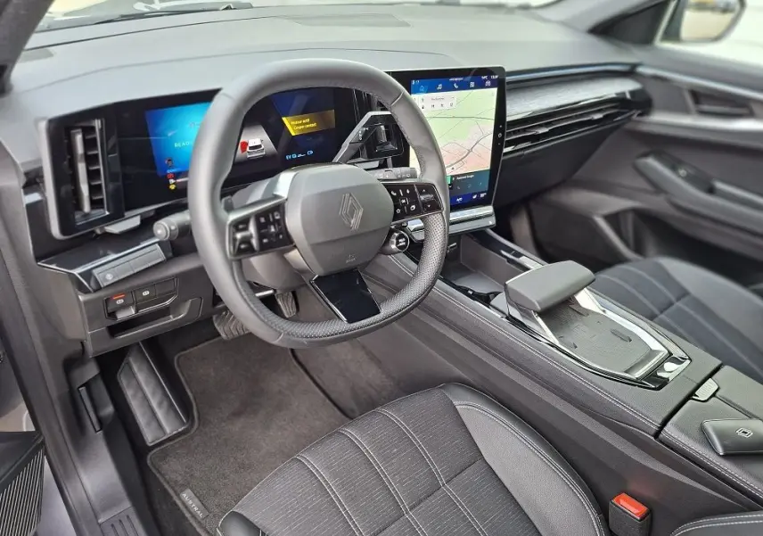 Vue intérieure côté conducteur du Renault Austral E-Tech Full Hybrid 2025, avec tableau de bord numérique et écran tactile vertical.