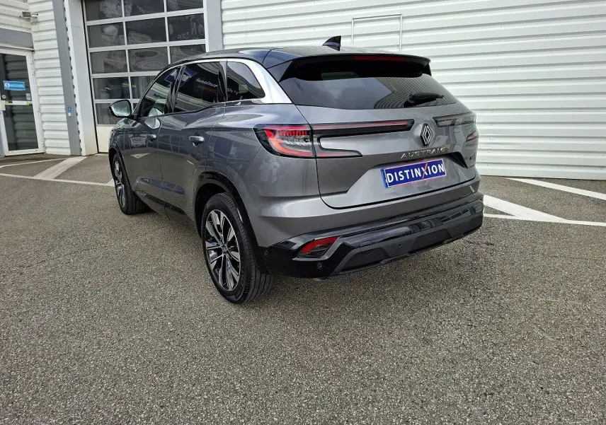 Vue 3/4 arrière droite d'un Renault Austral gris schiste avec feux arrière LED et toit noir brillant.