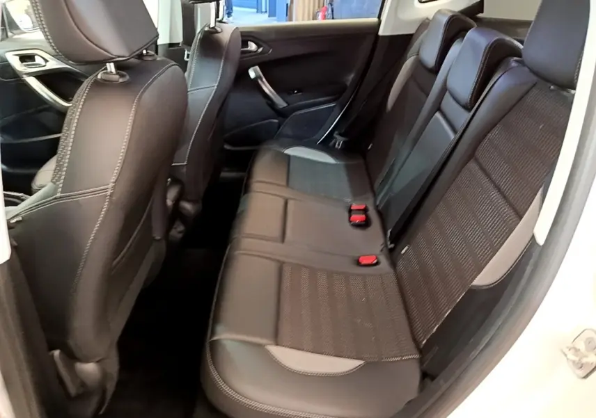 Vue intérieure côté droit sur la banquette arrière noire et grise du Peugeot 2008 2019 avec sièges rabattables 2/3-1/3.