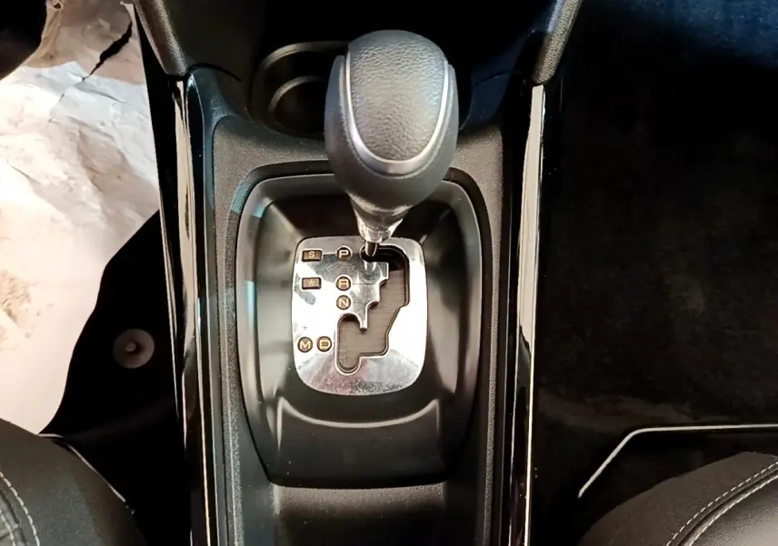 Vue plongeante sur la commande de boîte automatique noire de la Peugeot 2008 BlueHDi 120 de 2019.