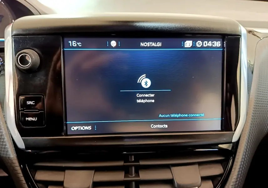Gros plan sur l'écran tactile central du tableau de bord de la Peugeot 2008 2019 affichant la connexion Bluetooth.