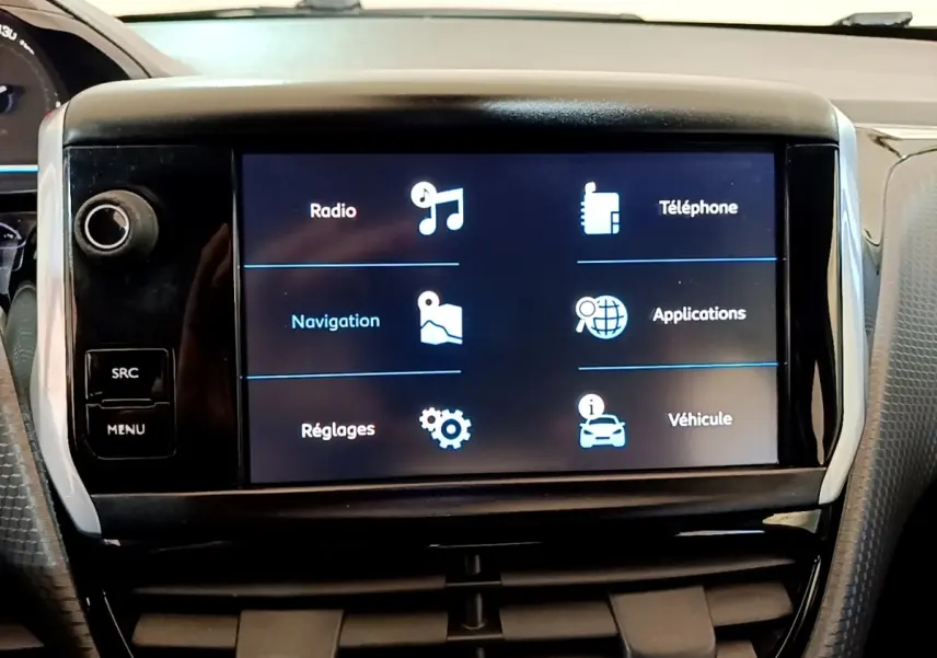Écran tactile central du tableau de bord du Peugeot 2008 2019 affichant menu radio, navigation et téléphone.