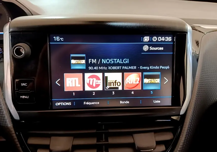 Écran tactile central de la Peugeot 2008 2019 affichant la radio FM avec stations et température extérieure à 16°C.