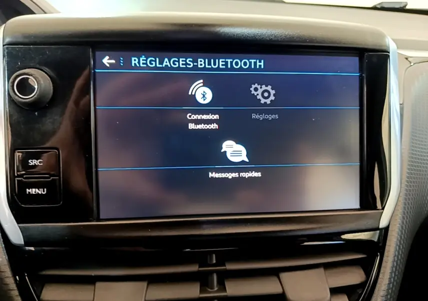 Écran tactile central affichant les réglages Bluetooth dans l’habitacle noir du Peugeot 2008 2019.