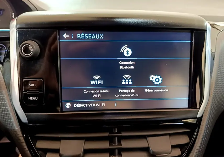 Écran tactile central du Peugeot 2008 2019 affichant les options de connexion réseau Wi-Fi et Bluetooth, intérieur noir.