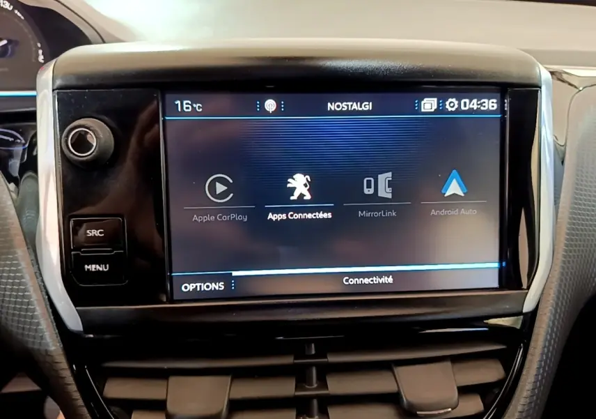 Écran tactile central du tableau de bord du Peugeot 2008 2019 affichant les options Apple CarPlay et Android Auto.
