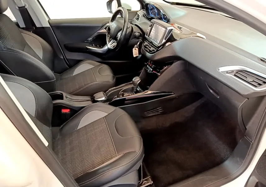 Intérieur avant droit du Peugeot 2008 2019, sièges noirs, tableau de bord avec écran tactile et volant cuir.
