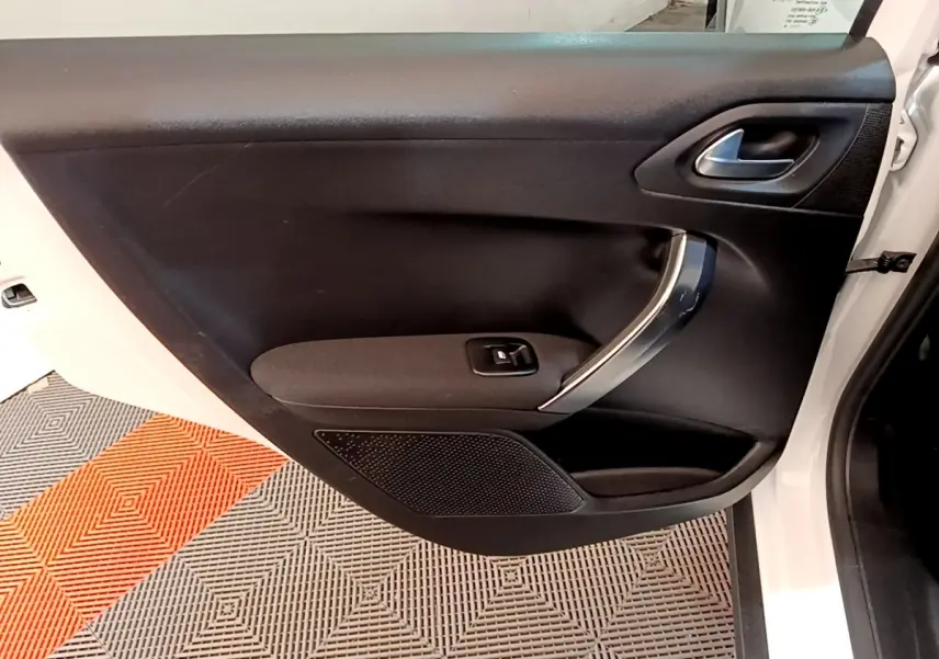 Vue rapprochée de la porte arrière droite noire du Peugeot 2008 2019, avec poignée argentée et bouton de lève-vitre.
