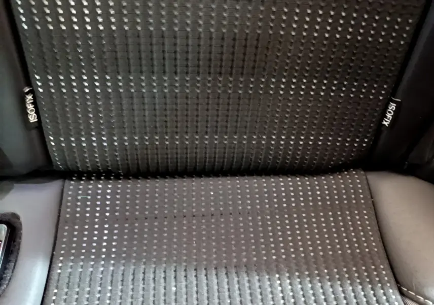 Gros plan sur la banquette arrière noire à motifs du Peugeot 2008, avec étiquette ISOFIX visible de chaque côté.