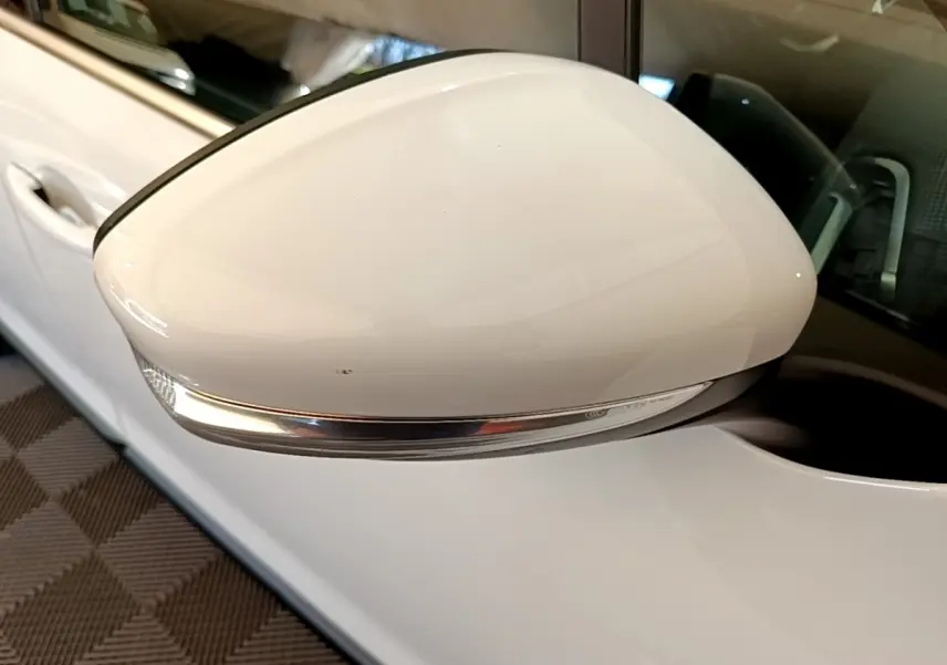 Rétroviseur droit blanc avec clignotant intégré sur Peugeot 2008 vue rapprochée côté conducteur.