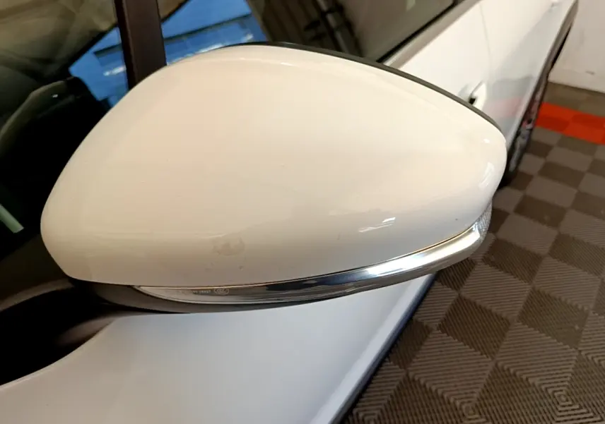 Rétroviseur droit blanc de Peugeot 2008 2019, avec clignotant intégré, vue rapprochée côté passager.