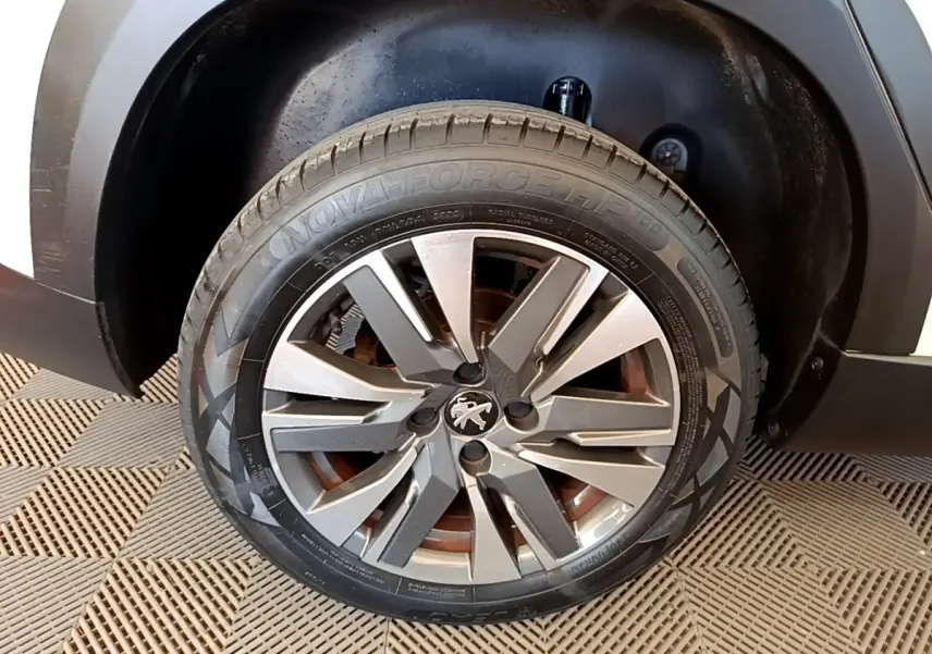 Gros plan sur la roue avant gauche du Peugeot 2008 2019 avec jante alliage et logo lion central.