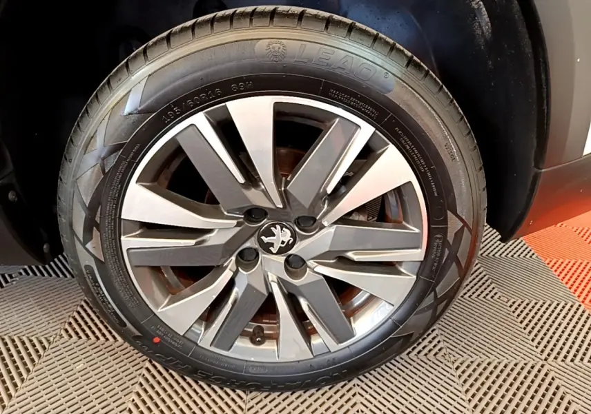 Gros plan sur la roue avant droite du Peugeot 2008 2019 avec jante alliage et logo lion au centre.