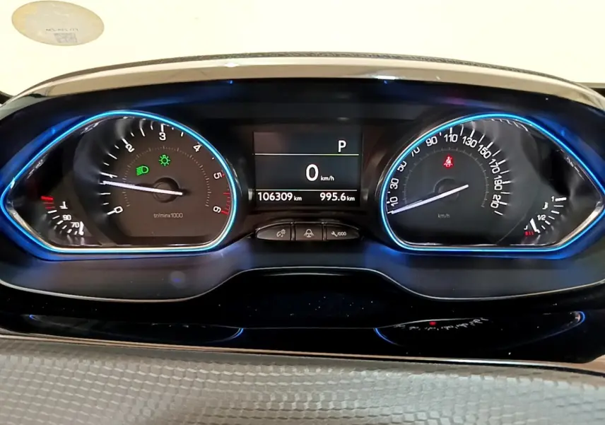 Vue rapprochée du tableau de bord du Peugeot 2008 2019, avec compteurs analogiques et écran digital central.