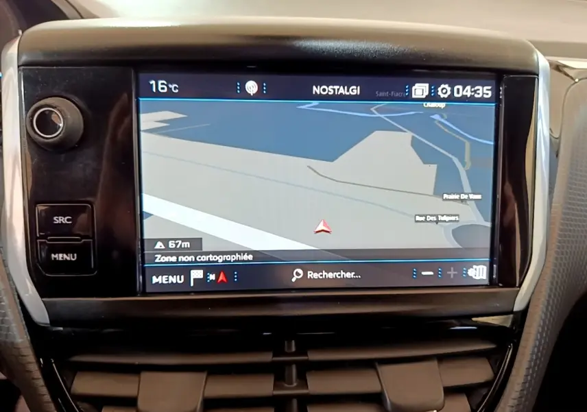 Écran tactile central du tableau de bord du Peugeot 2008 2019 montrant la navigation 3D en intérieur noir.