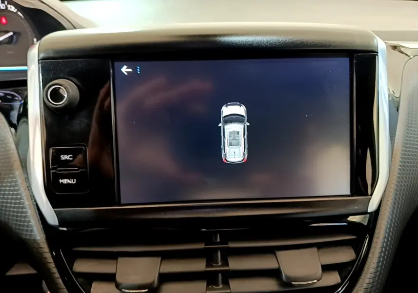 Écran tactile central affichant la vue 3D du véhicule Peugeot 2008, intérieur noir avec commandes latérales.