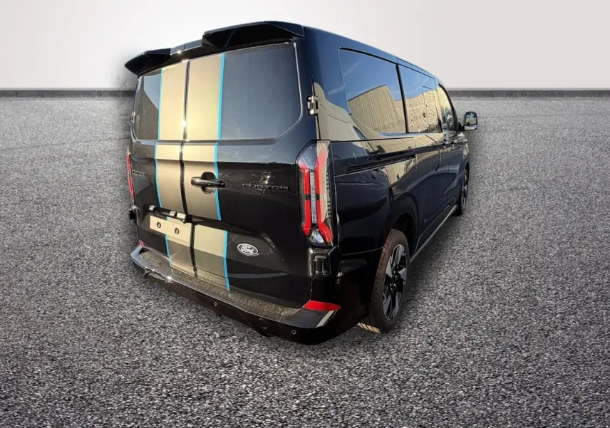 Ford Transit Fourgon noir vue 3/4 arrière droit avec bandes décoratives bleues et grises sur la porte arrière.